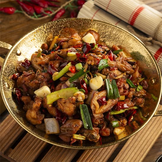 干锅肥肠鸡 Stir Fried Bone-in Chicken and Pork Intestine in a Wok